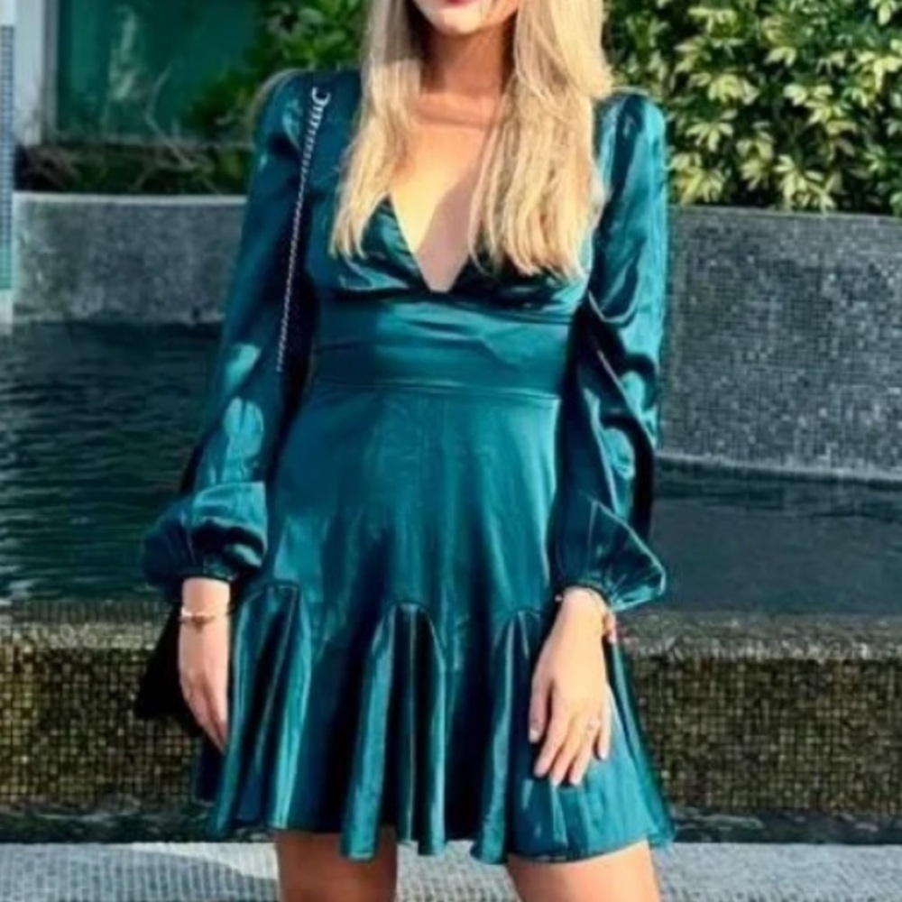 Abercrombie & Fitch Long-Sleeve Plunge Satin Dress